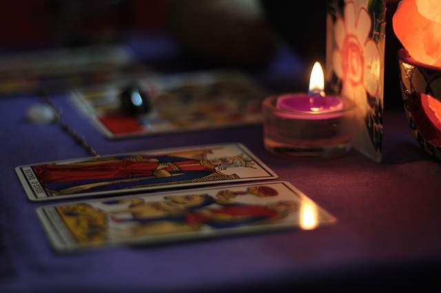 Cartas de tarot en una mesa