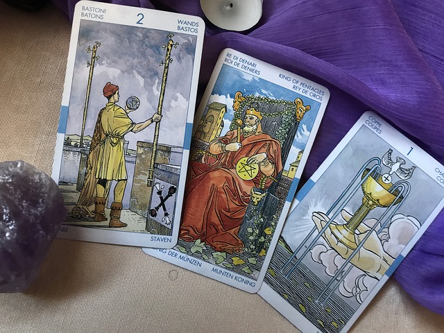 Cartas de tarot en mesa con objetos de mágia